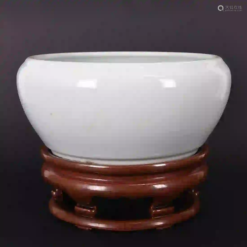 A White Glazed Porcelain Vat with a Pedestal