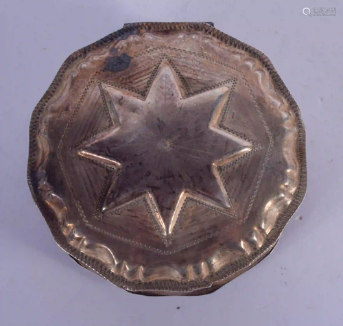 AN ANTIQUE SILVER PATCH BOX. 28 grams. 6 cm wide.