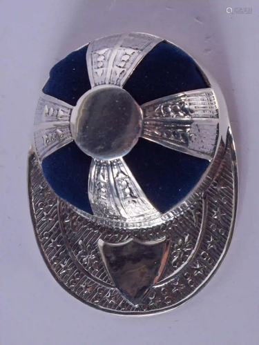 A SILVER JOCKEY HAT PIN CUSHION. 19 grams. 5.5 cm x 4.5