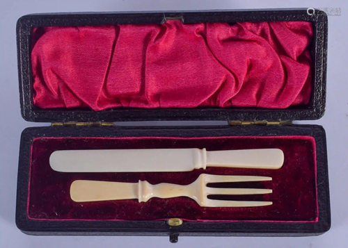 A LATE VICTORIAN CARVED BONE KNIFE AND FORK SET. 9.5 cm