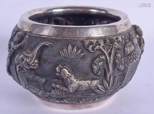 A 19TH CENTURY INDIAN SILVER REPOUSSE SUGAR BOWL. 154