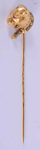 AN ANTIQUE GOLD DOG HEAD TIE PIN. 4 grams. 9 cm long.