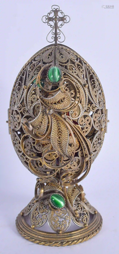 AN EARLY 20TH CENTURY RUSSIAN SILVER GILT JEWELLED EGG