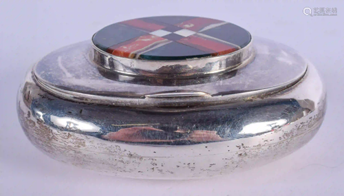 AN ANTIQUE SILVER AND AGATE SNUFF BOX. Birmingham 1918.