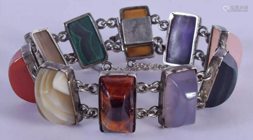 A VINTAGE SILVER AND AGATE BRACELET. 18 cm long.