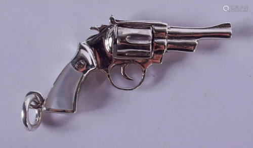 A SILVER PISTOL PENDANT. 17 grams. 5.5 cm wide.