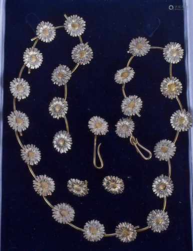 AN UNUSUAL DESIGNER SILVER GILT DAISY CHAIN NECKLACE