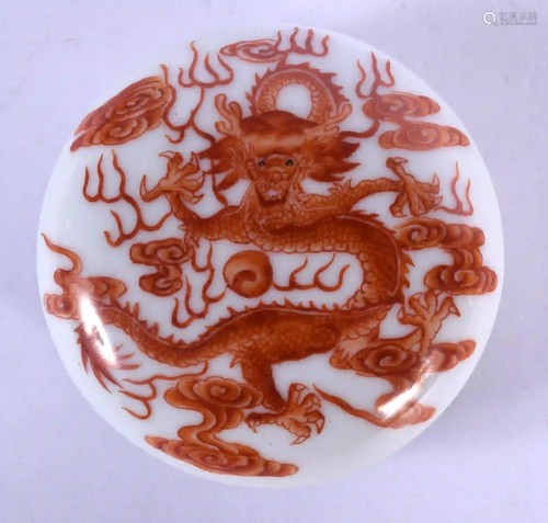 A SMALL EARLY 20TH CENTURY CHINESE PORCELAIN BOX AND