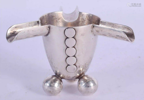 AN UNUSUAL STYLISH SILVER ASHTRAY. 75 grams. 9 cm wide.