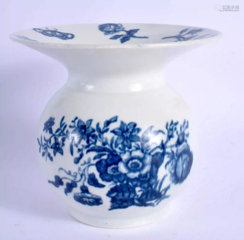 A 18TH C. WORCESTER SPITTOON decorated with flowers