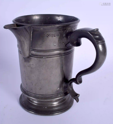 AN 18TH CENTURY PEWTER QUART JUG. 17 cm high.