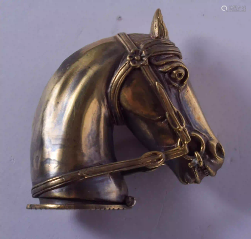 A BRASS HORSE HEAD VESTA CASE. 5 cm x 5 cm.