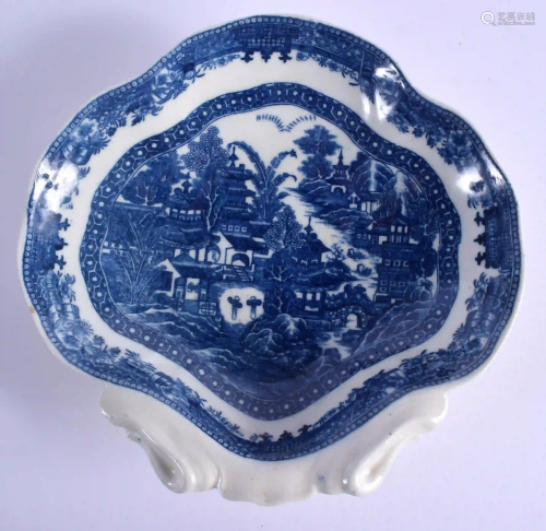 A 18TH C. CAUGHLEY SHELL SHAPED DISH decorated with an