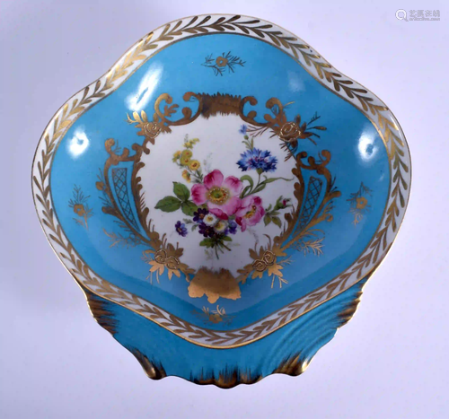 AN EARLY 20TH CENTURY FRENCH SEVRES STYLE PORCELAIN