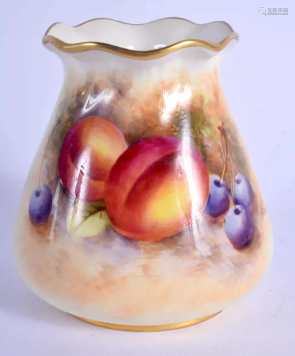 ´Royal Worcester pie crust vase painted with fruit by
