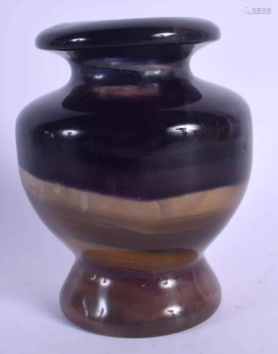 A CONTINENTAL BLUEJOHN STYLE VASE. 12.5 cm high.