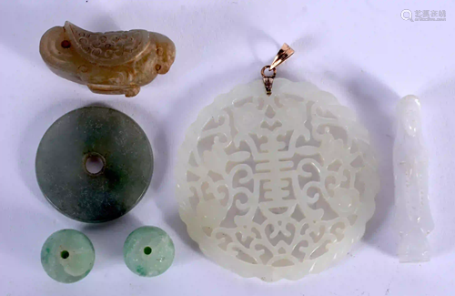 AN EARLY 20TH CENTURY CHINESE CARVED JADE PENDANT Late