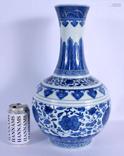 A LARGE CHINESE BLUE AND WHITE PORCELAIN VASE Tongzhi