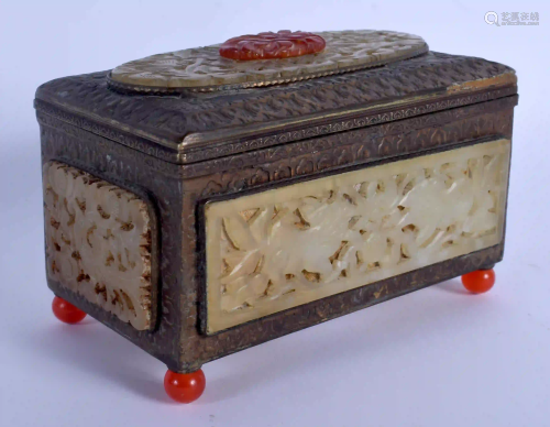 AN EARLY 20TH CENTURY CHINESE JADE AND AGATE CASKET