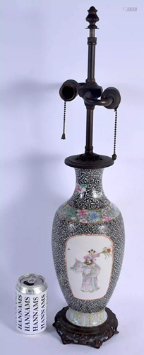 A LARGE EARLY 20TH CENTURY CHINESE FAMILLE ROSE VASE