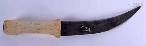 A 19TH CENTURY SUDANESE KNIFE with Kufic inscribed blad