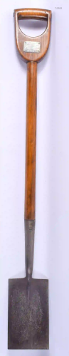 AN EARLY 20TH CENTURY OAK SILVER MOUNTED SHOVEL. 90 cm