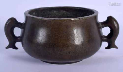 AN 18TH CENTURY CHINESE TWIN HANDLED BRONZE CENSER
