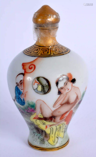A CHINESE PORCELAIN SNUFF BOTTLE 20th Century. 8 cm