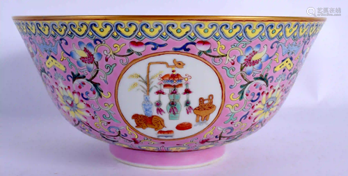 A LARGE CHINESE PORCELAIN BOWL 20th Century, bearing