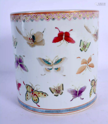 AN EARLY 20TH CENTURY CHINESE FAMILLE ROSE BRUSH POT