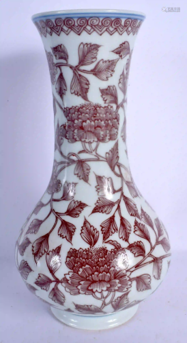 AN EARLY 20TH CENTURY CHINESE PORCELAIN BULBOUS VASE