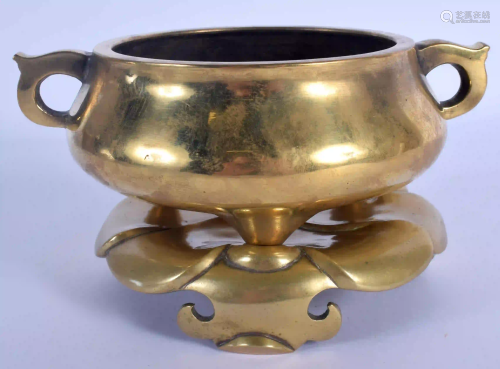 AN 18TH CENTURY CHINESE TWIN HANDLED BRONZE CENSER ON
