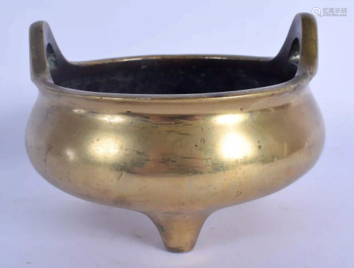 AN 18TH CENTURY CHINESE TWIN HANDLED BRONZE CENSER