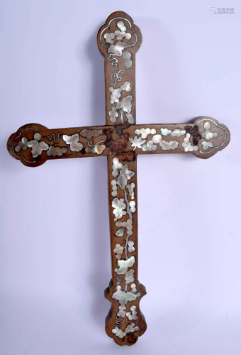AN 18TH/19TH CENTURY CHINESE CARVED HONGMU CRUCIFIX