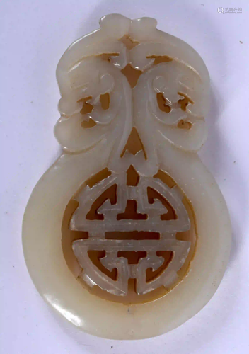 AN EARLY 20TH CENTURY CHINESE CARVED JADE PENDANT Late