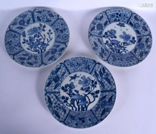 A SET OF THREE 17TH CENTURY CHINESE BLUE AND WHITE