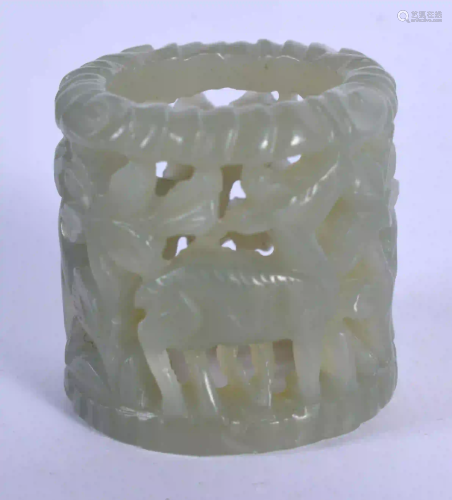 AN EARLY 20TH CENTURY CHINESE GREEN JADE ARCHERS RING