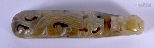 AN EARLY 20TH CENTURY CHINESE CARVED GREEN JADE BELT