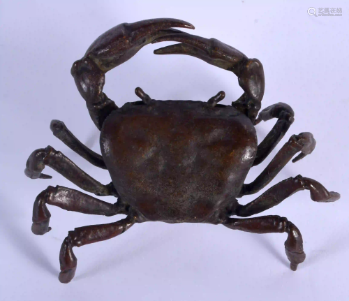 A JAPANESE BRONZE OKIMONO OF A CRAB. 8 cm x 5 cm.