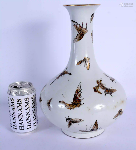 AN EARLY 20TH CENTURY CHINESE PORCELAIN BUTTERFLY VASE