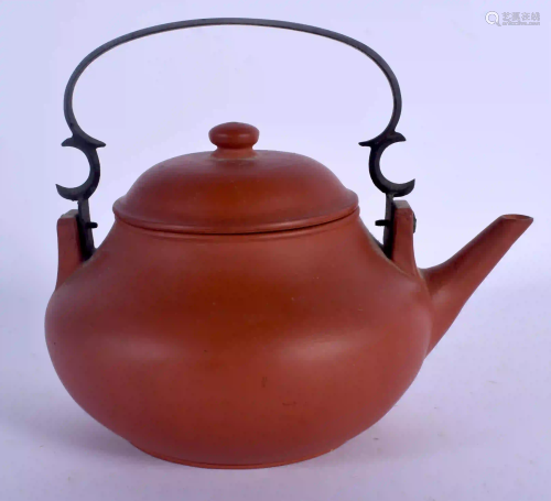 AN EARLY 20TH CENTURY CHINESE YIXING POTTERY TEAPOT A…