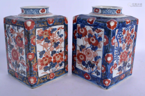 A PAIR OF 18TH CENTURY JAPANESE EDO PERIOD IMARI