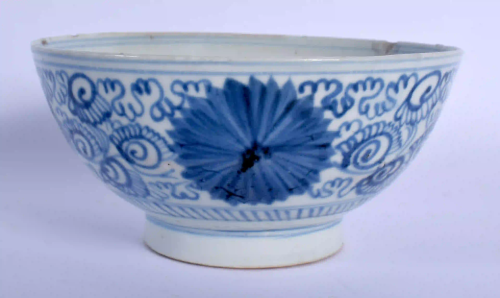 AN 18TH/19TH CENTURY CHINESE BLUE AND WHITE PORCEL…