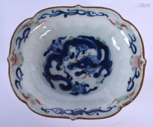 AN 18TH CENTURY JAPANESE EDO PERIOD SCALLOPED DISH