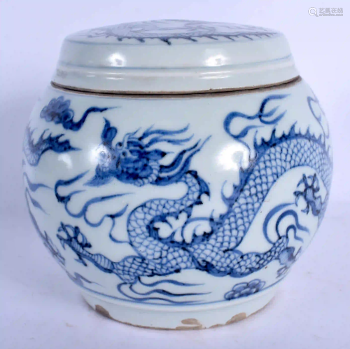 AN EARLY 20TH CENTURY CHINESE BLUE AND WHITE PORCEL…