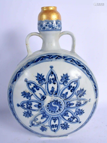 A CHINESE QING DYNASTY TWIN HANDLED BLUE AND WHITE