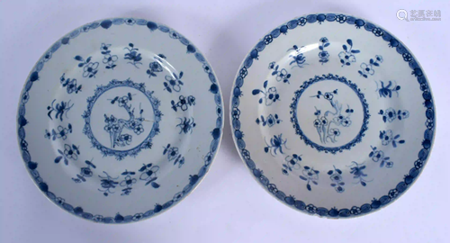 A PAIR OF EARLY 18TH CENTURY CHINESE BLUE AND WHITE