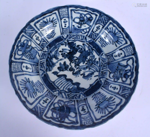 A 19TH CENTURY CHINESE BLUE AND WHITE KRAAK DISH