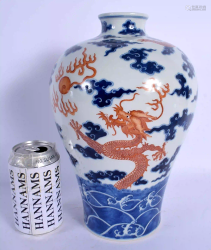 A LARGE 19TH CENTURY CHINESE BLUE AND WHITE PORCEL…