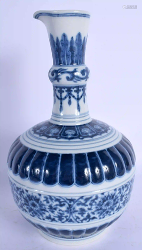 A 19TH CENTURY CHINESE BLUE AND WHITE PORCELAIN GUGLET